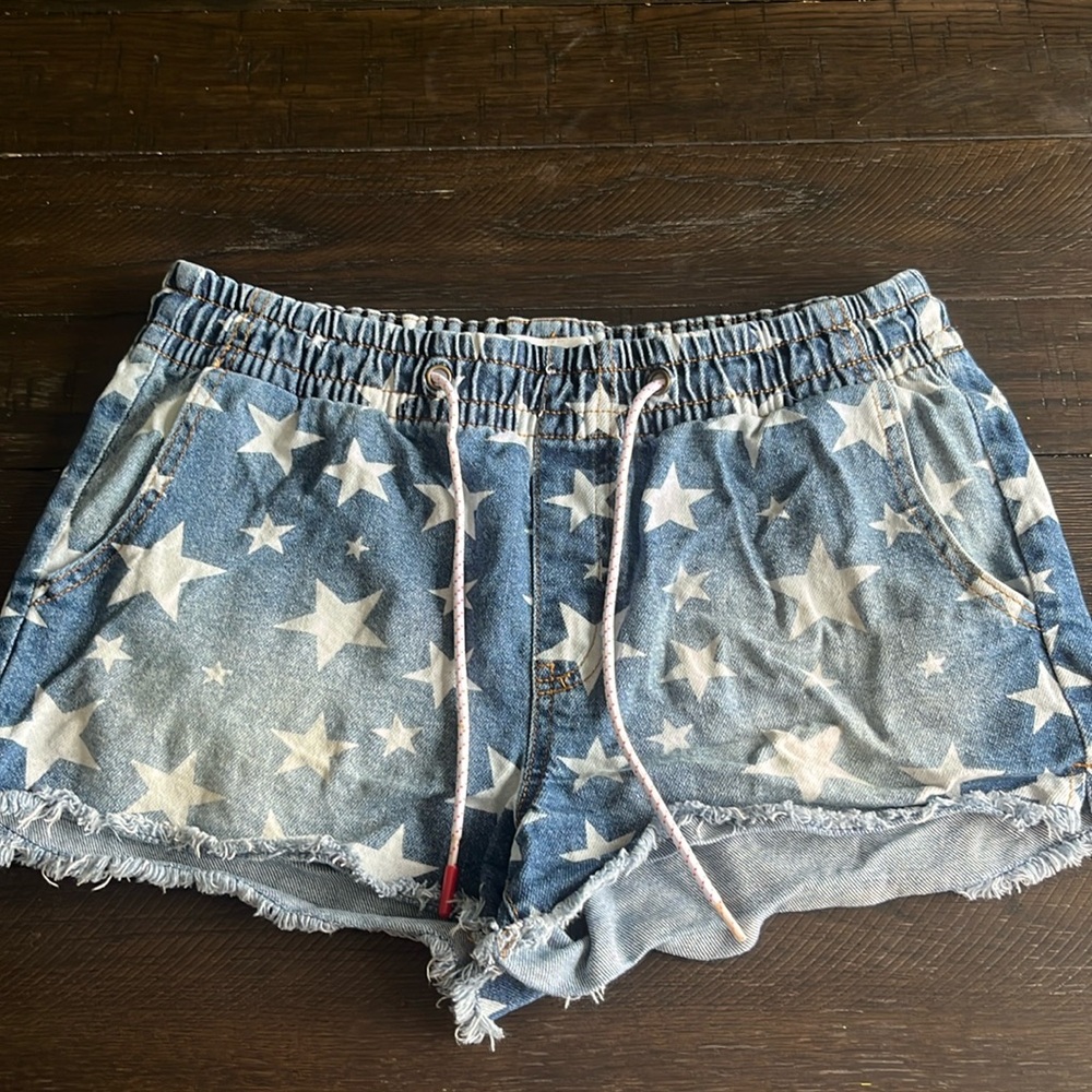 Medium elastic shorts with star pattern